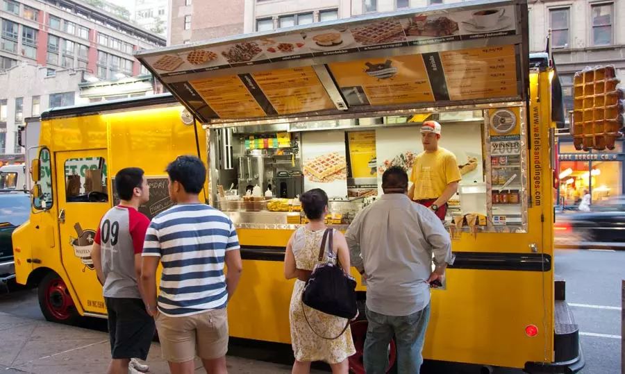 wafels & dinges food truck 作为一个 华夫饼爱好者,曼哈顿街头的