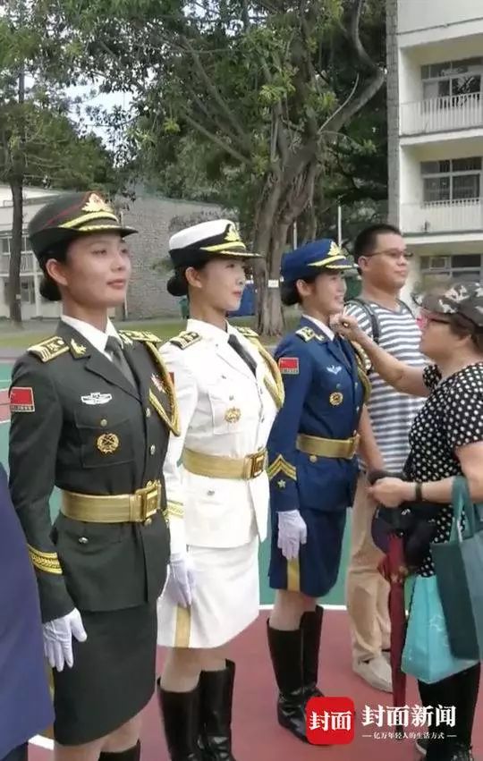超暖!驻港部队女兵站军姿,香港市民悉心为她们擦汗