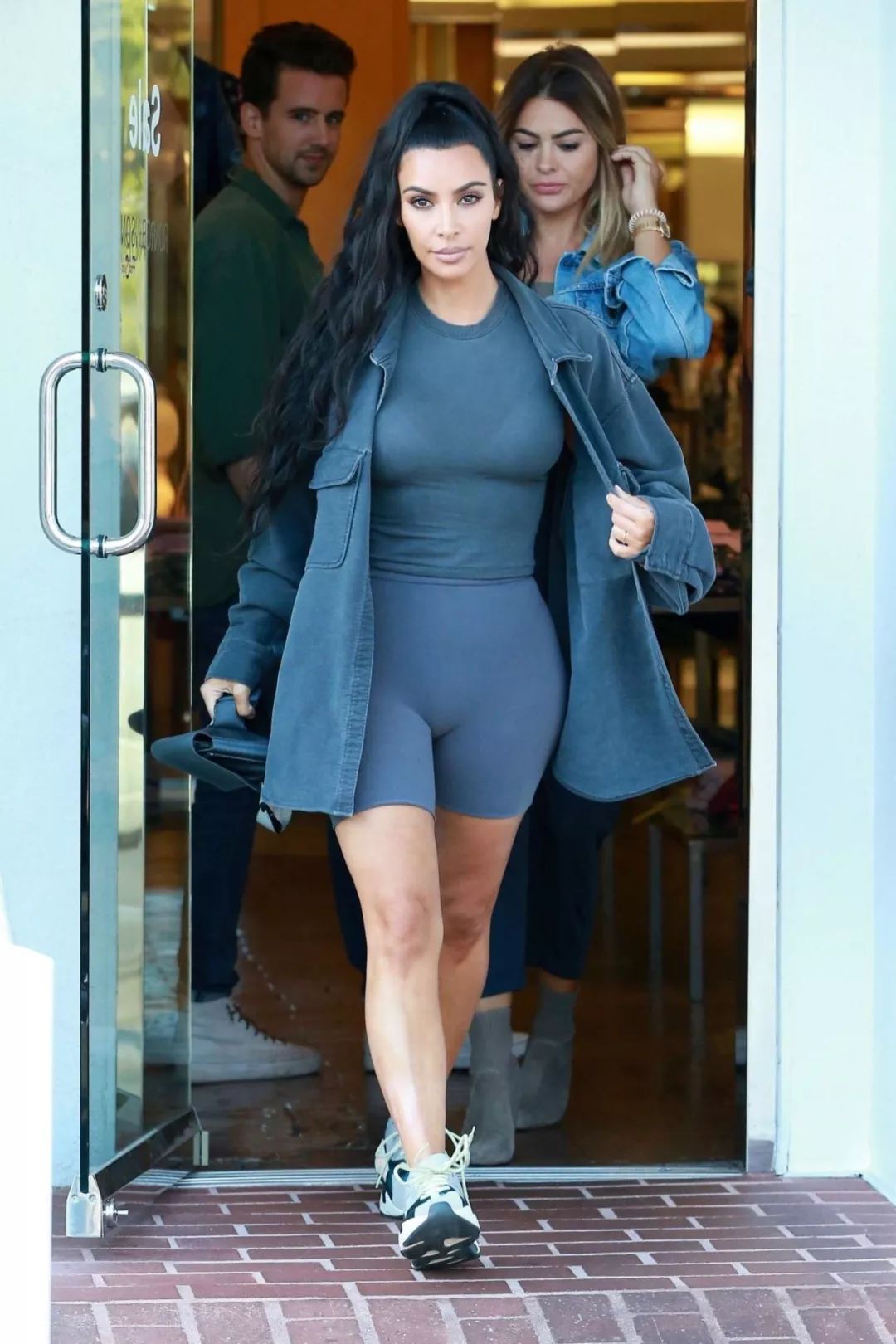 kim kardashian|紧身衣出街造型妖娆 疑似成为老公的