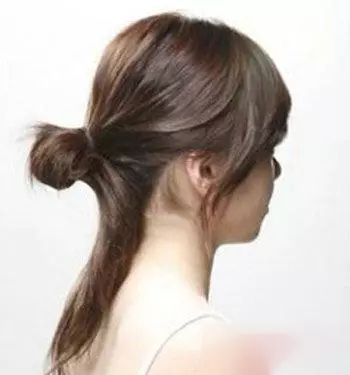 第一步:中长直发女生扎成熟气质发型, 首先将中长发全部向后梳理聚集