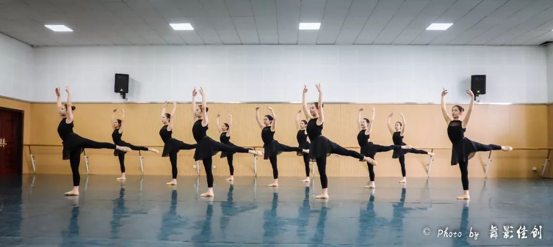 西华大学音乐与舞蹈学院舞蹈系2015级舞蹈学女班基本功/民间舞课堂