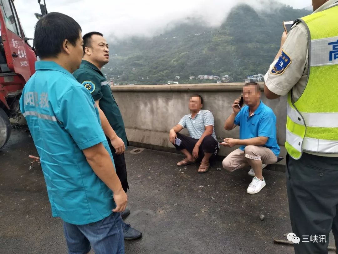 突发!龙驹至长岭高速发生车祸,一大货车险些冲出大桥……交通中断!