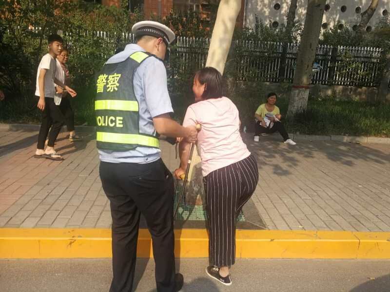 开发区交警大队全体民警呼吁广大市民:当我们遇到这种情况,请热心提供