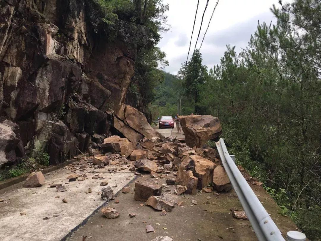 接到险情后,永嘉县公路管理局岩坦公路管理所立即赶赴现场,设置安全