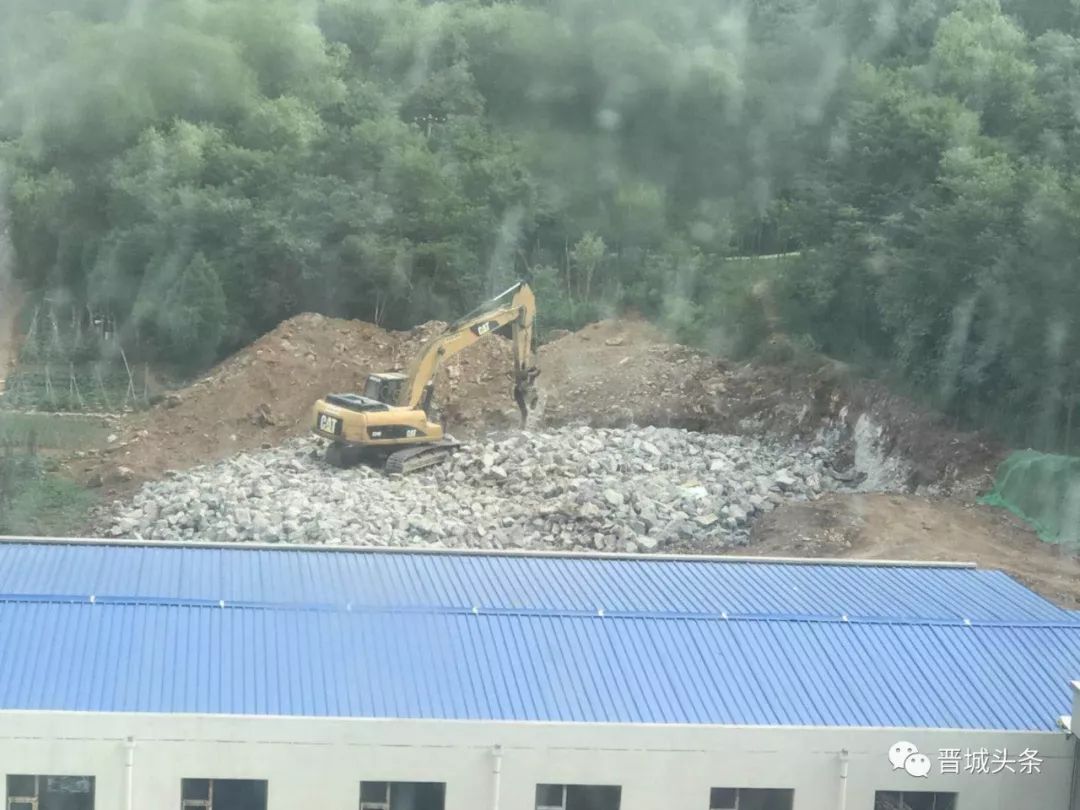 南翠小区后山,每天挖掘机凿石头,一直到晚上七八点,声音大得吵死人