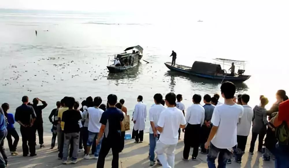 走进捞尸人无时不刻都在跟死尸打交道