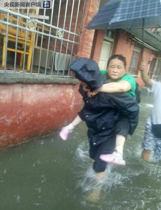 推车,背人,清淤…四川绵阳暴雨中让你我记住的一幕幕