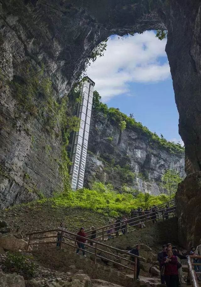 抵达景区乘坐换乘车前往,天生三桥以其壮丽而独特的"三桥夹两坑"景观