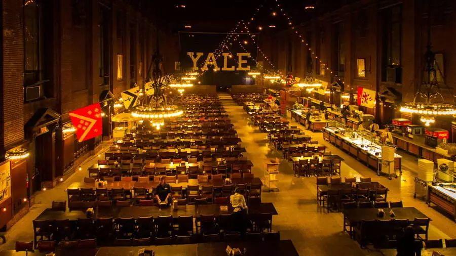 藏书超过百万册的耶鲁大学图书馆,是全世界第二大的学校图书馆,也是