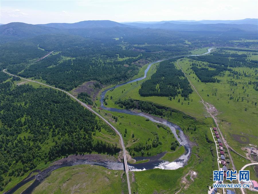 这是流经阿尔山世界地质公园的哈拉哈河(7月1日无人机航拍.