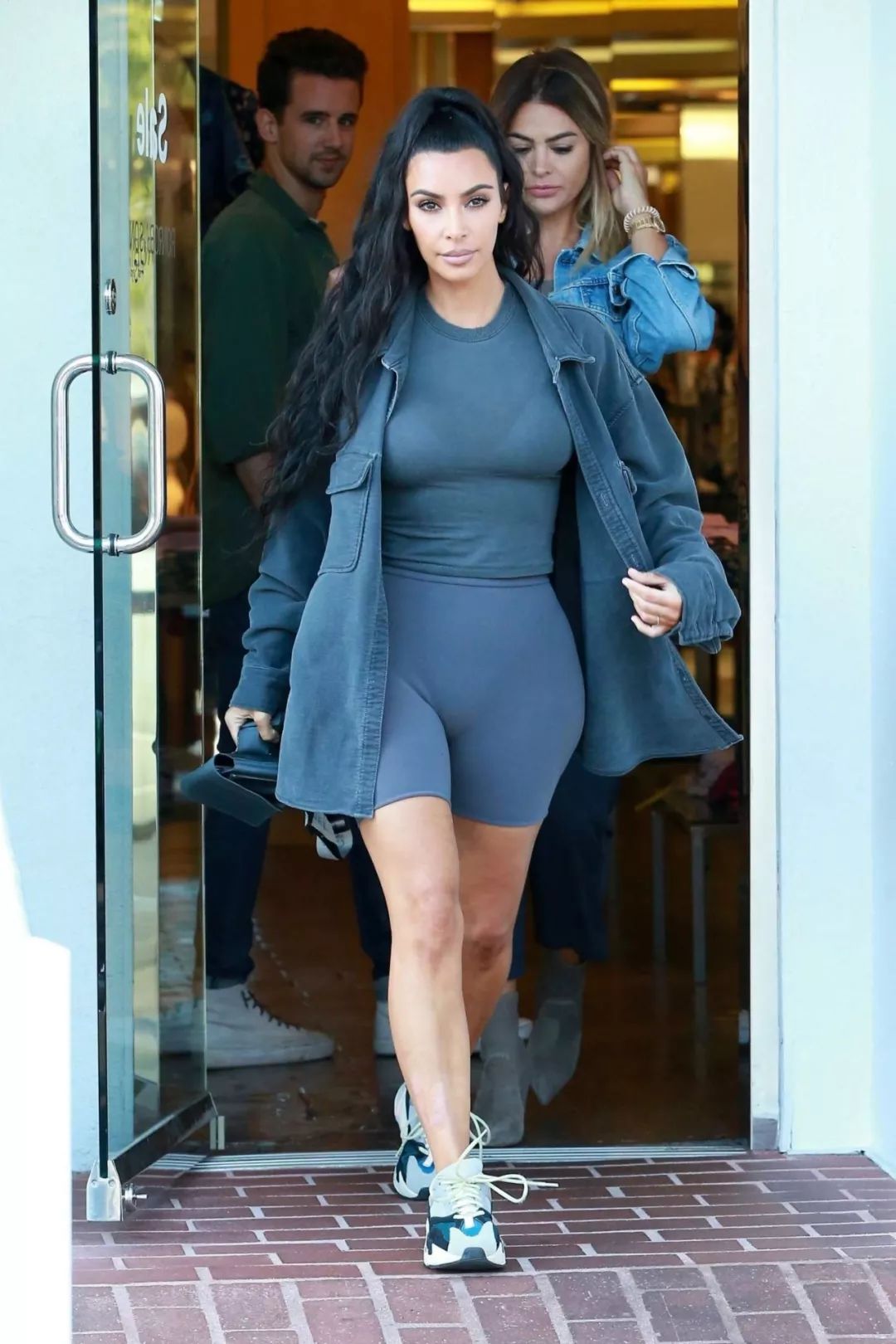 kim kardashian|紧身衣出街造型妖娆 疑似成为老公的