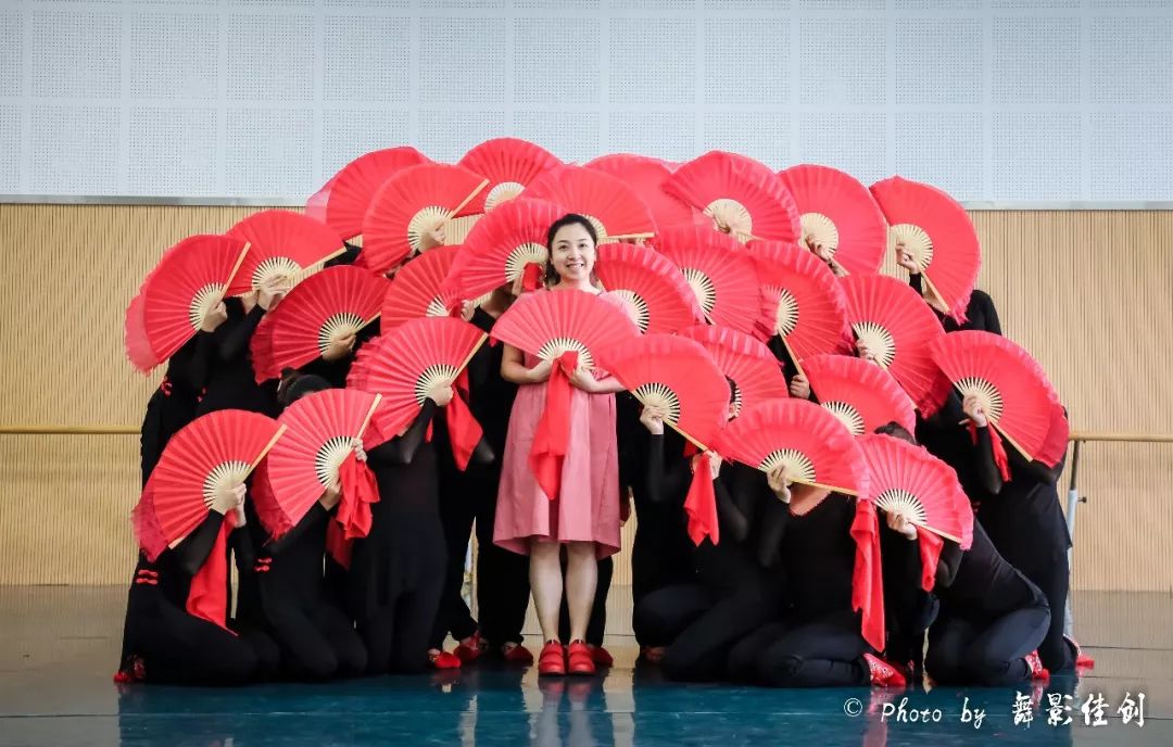 李朝薇(民间舞)授课教师:邹婉妮(基本功)精彩瞬间基本功/民间舞课堂