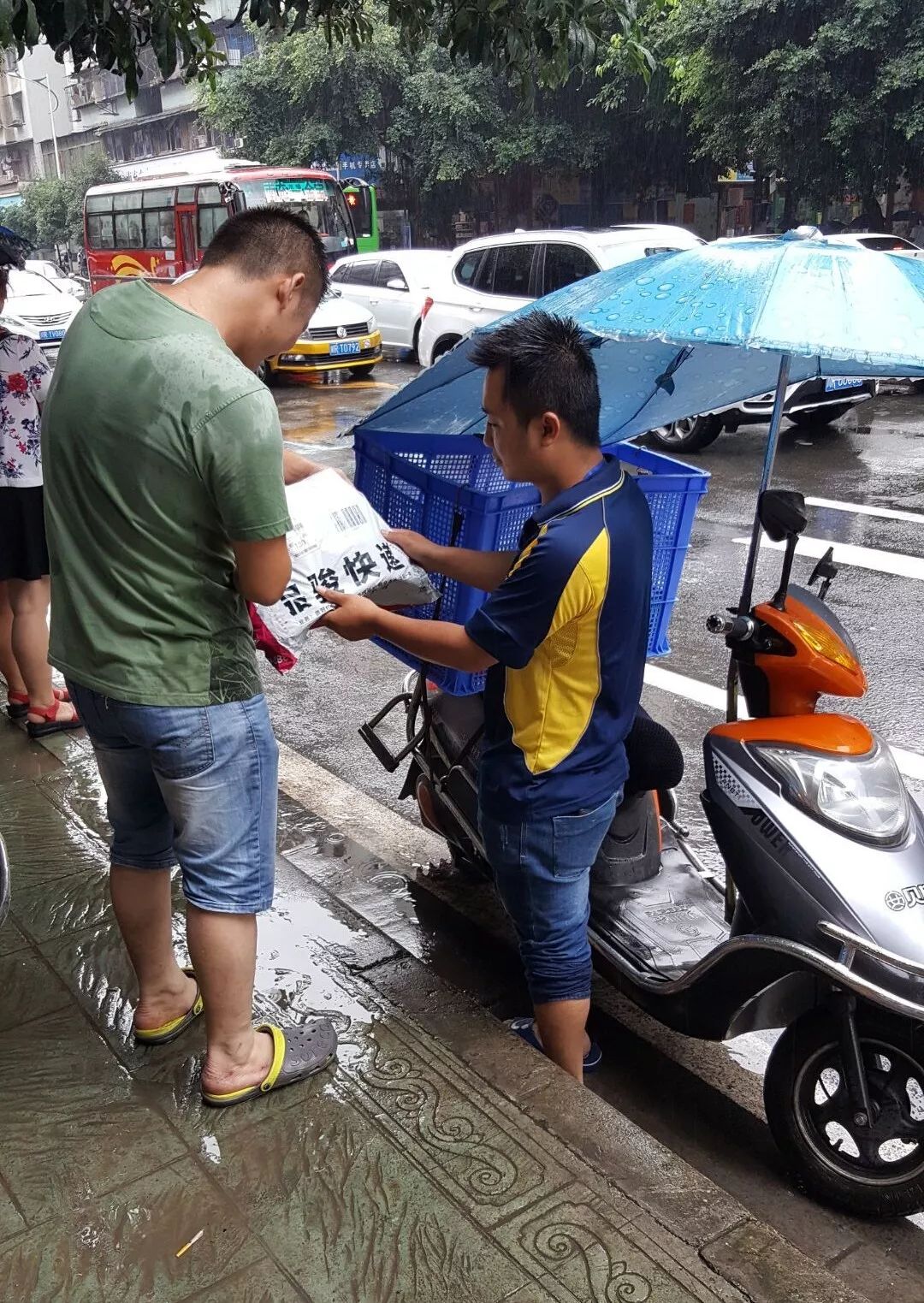 别催,快递小哥正在暴雨中淌水送快递