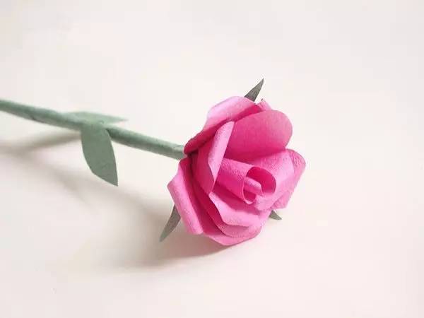 可以把两根吸管用透明胶带连接起来 卡纸玫瑰花束 美美的玫瑰花好看又