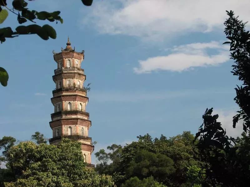 西湖最古建筑物,惠州地标建筑之一泗洲塔夕阳西下,晚霞映照,湖水微微