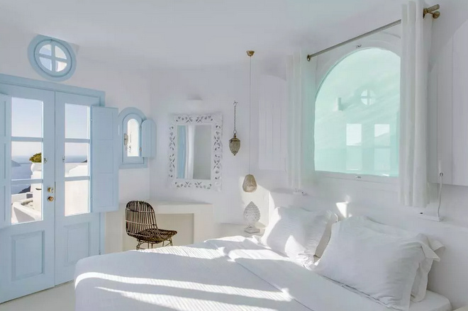 圣托里尼白色风格的清新卧室.