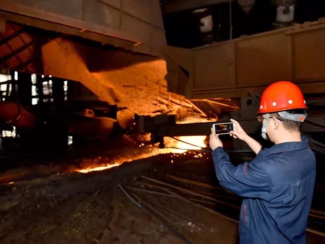 6月29日3时27分,首秦2号高炉最后一炉铁水冶炼完成,开始出铁.