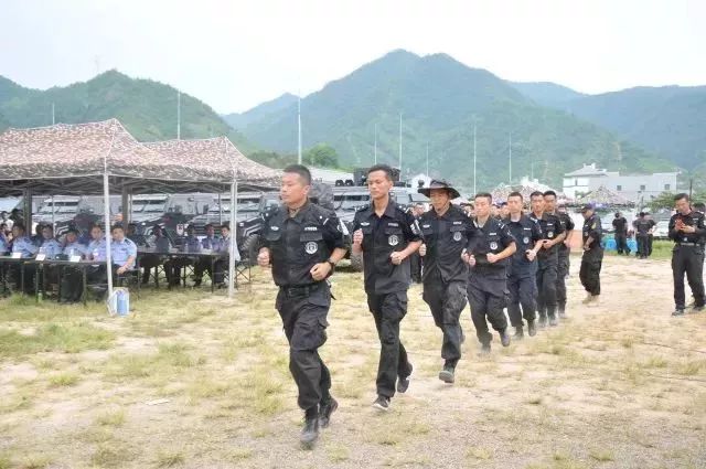 揭秘丽水特警反恐突击队比武 力量爆棚 飞檐走壁 百步穿杨