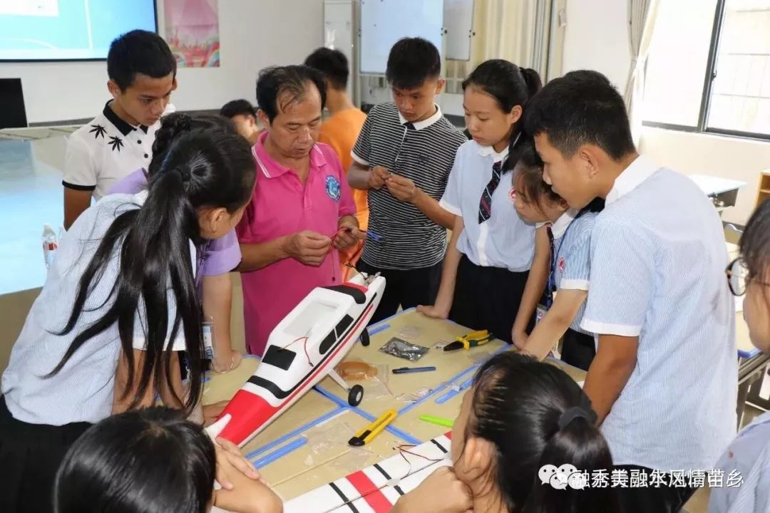 航模培训班,学生们在组装模型"今天的活动太棒了,我学习到了很多超