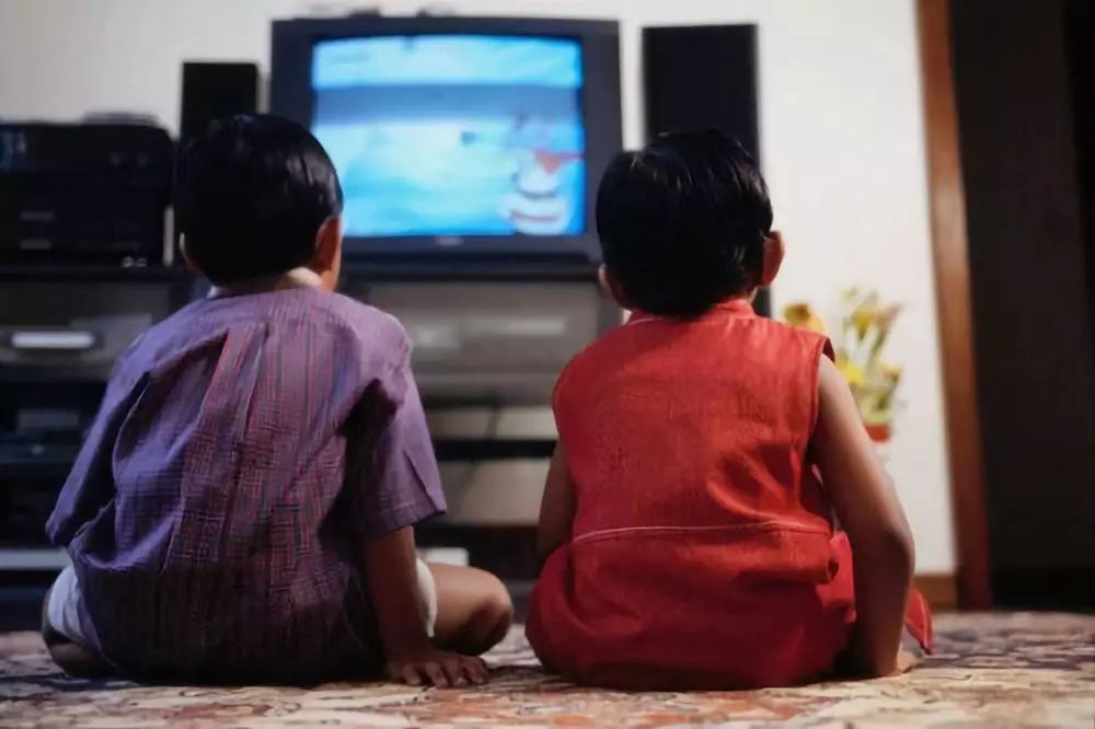 小孩子看电视到底该不该?答案让很多爸妈吓出冷汗!
