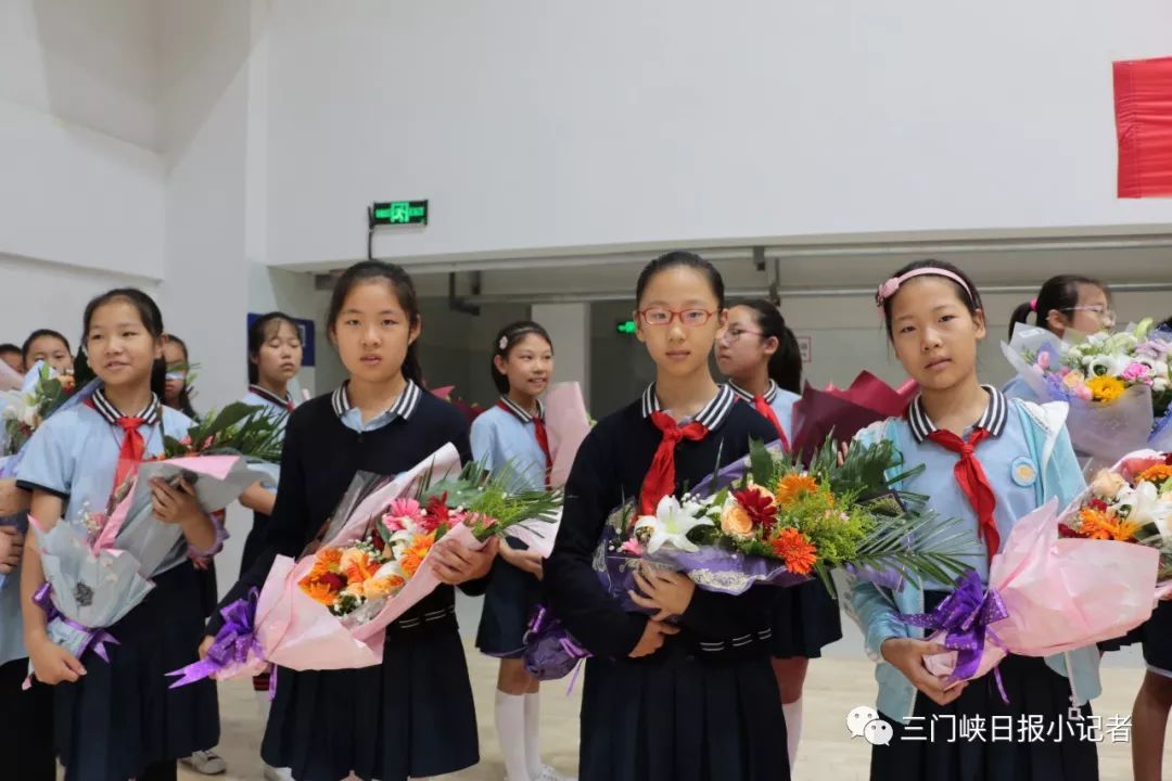 小记者在现场感恩母校难忘师恩三门峡市外国语小学2018届学生毕业典礼