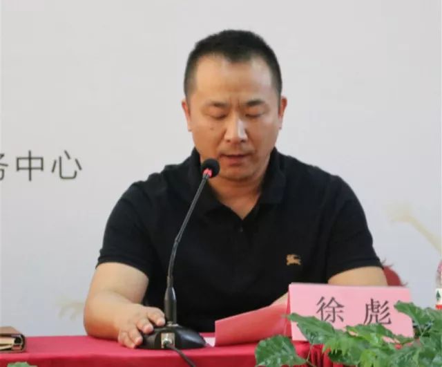 金杨新村街道综合事务办主任蔡振华,上海市陆行中学副校长徐彪分别