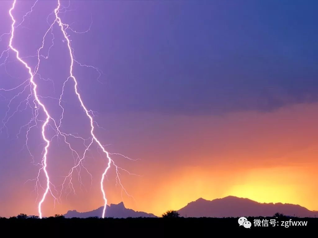 雷雨天气雷神在乌云后注视荒林的行走灰蝉隐身高高嘶鸣人们跟不上风的