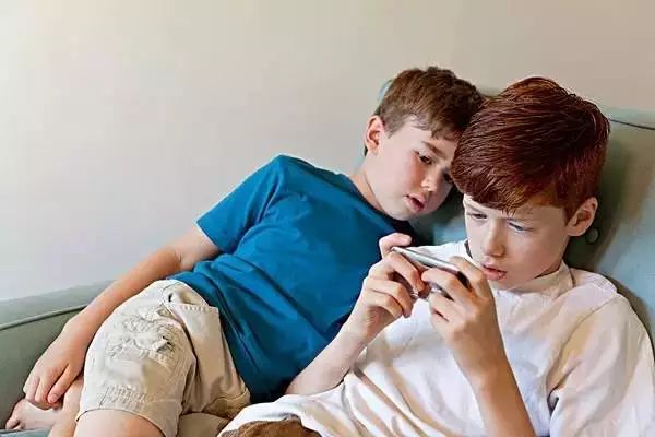 暑假期间孩子沉迷手机游戏怎么办？家长不妨这样做