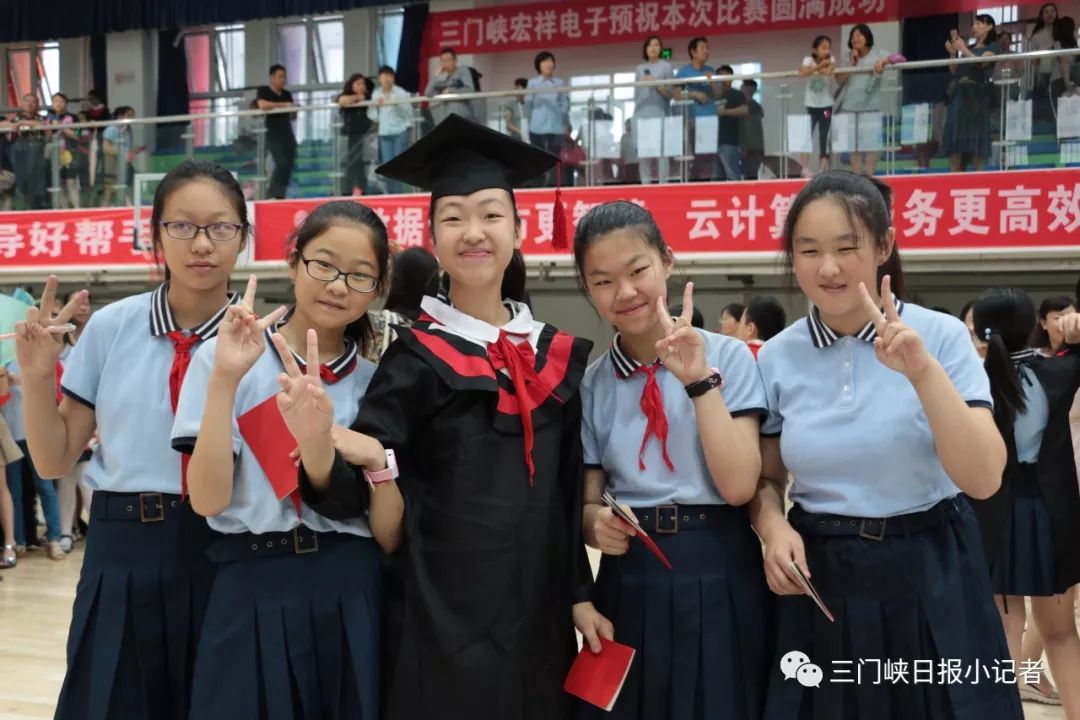 小记者在现场感恩母校难忘师恩三门峡市外国语小学2018届学生毕业典礼