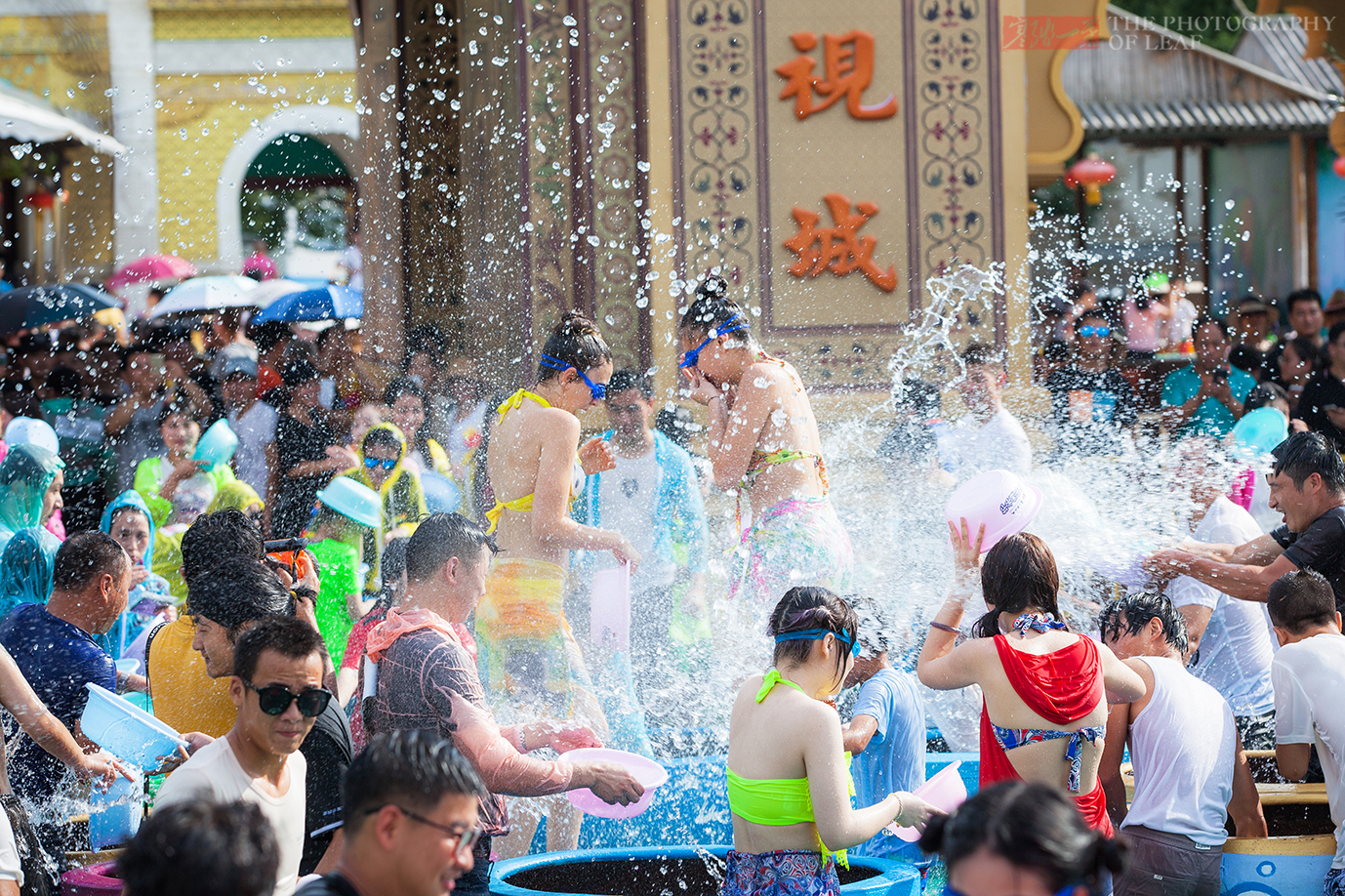 传统节日泼水节庆祝泼水节的人图片下载 - 觅知网