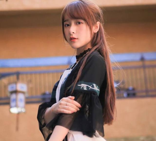 曾在周星驰戏中女扮男装,如今亭亭玉立美翻,新剧搭档snh48成员