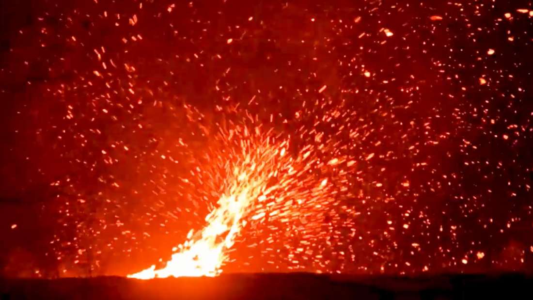 这段"火山龙卷风"在各处喷发熔岩的镜头