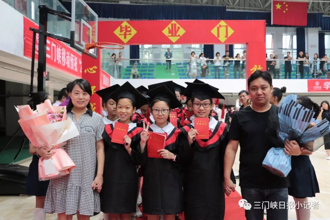 小记者在现场感恩母校难忘师恩三门峡市外国语小学2018届学生毕业典礼