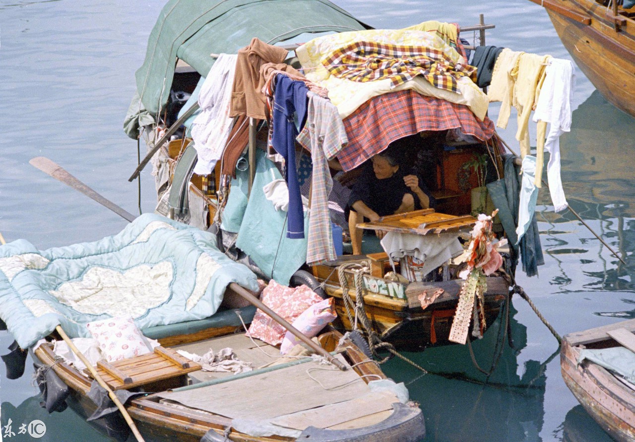 43年前的香港维多利亚湾船民生活掠影 船舱打麻将 船头取水洗头