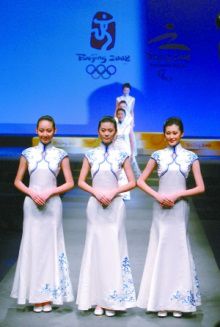 图为北京服装学院为2008北京奥运会设计的青花瓷颁奖礼仪服.
