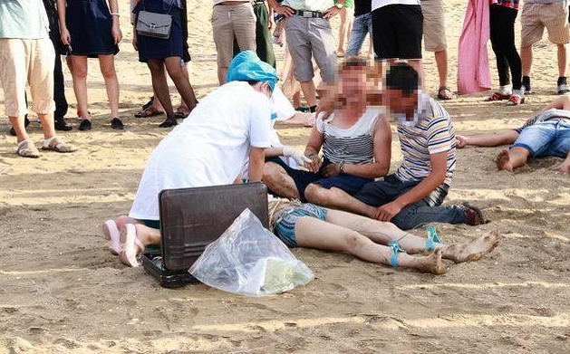 广西北海海滩又一名学生溺水身亡, 家属撕心裂
