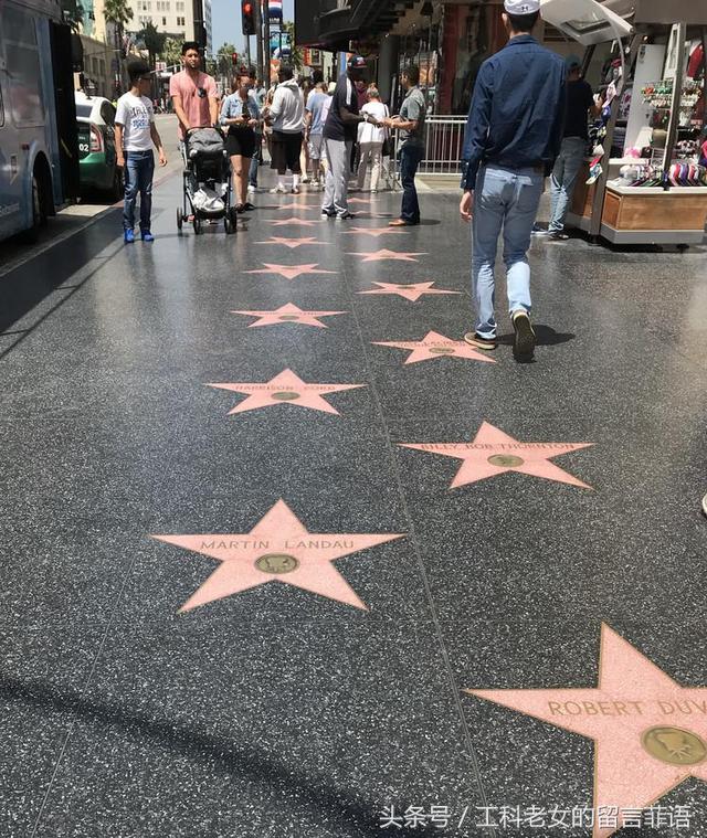 洛杉矶之好莱坞星光大道在只管低头看地的地儿还看到了别的景