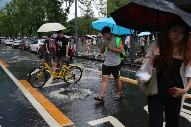 跑外卖下暴雨怎么穿搭_暴雨送外卖图