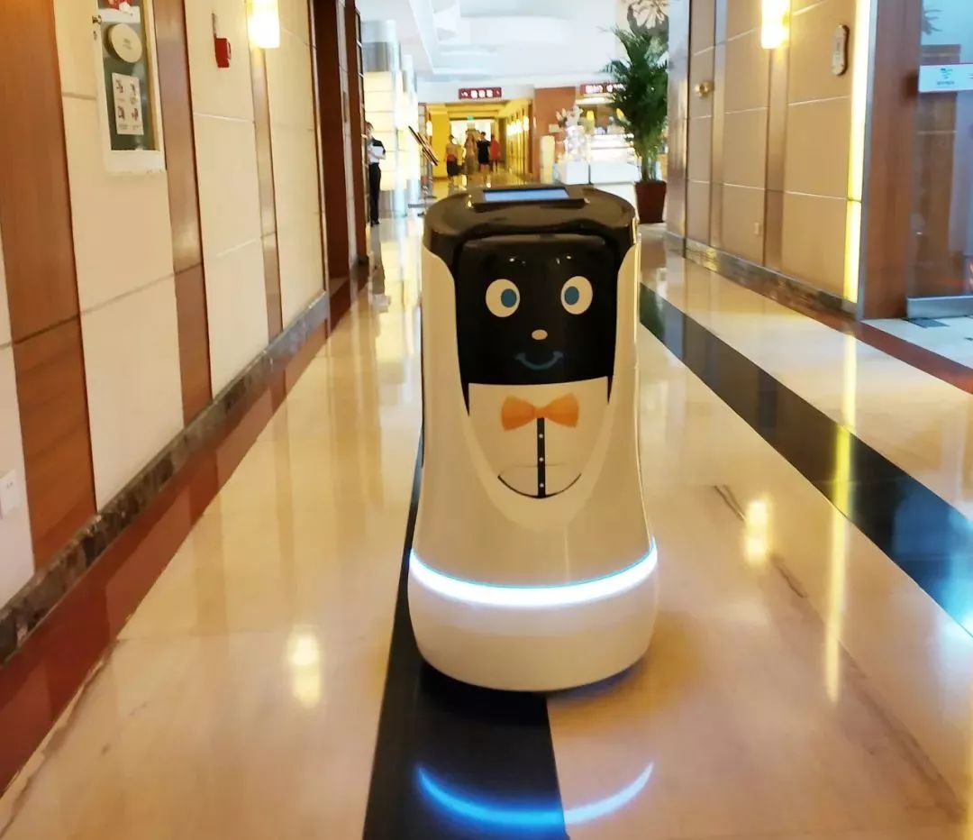 鲁商新动能智能服务机器人入职集团酒店业