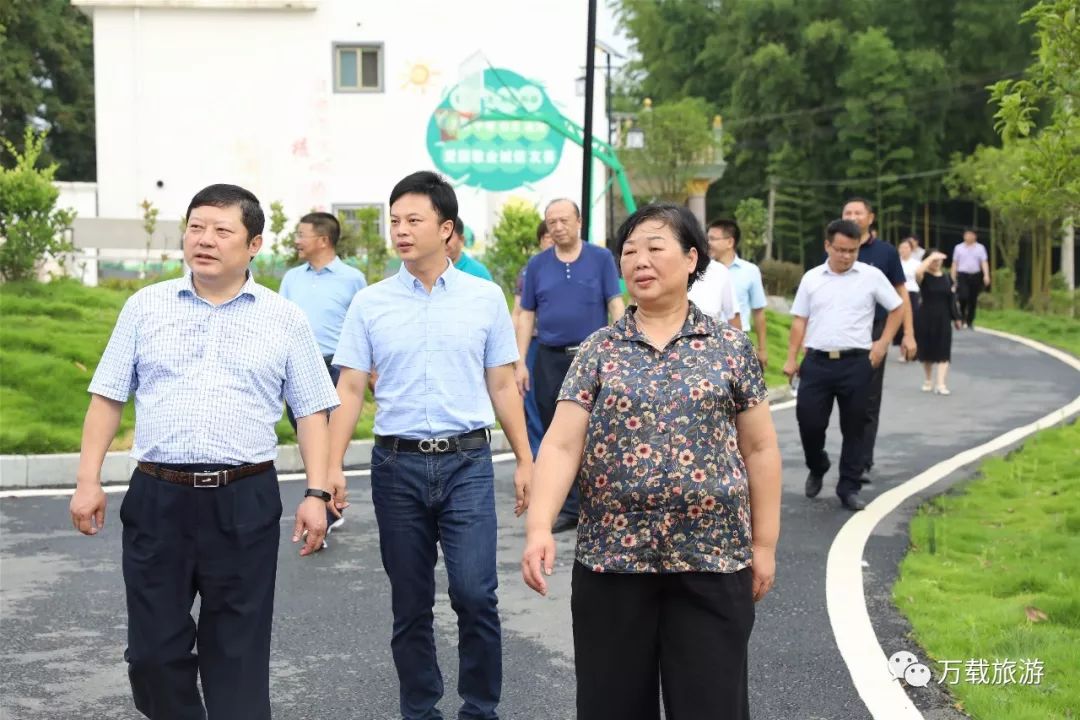 市人大常委会调研组一行先后来到了万载县马步乡宋家湾新村,罗城镇的