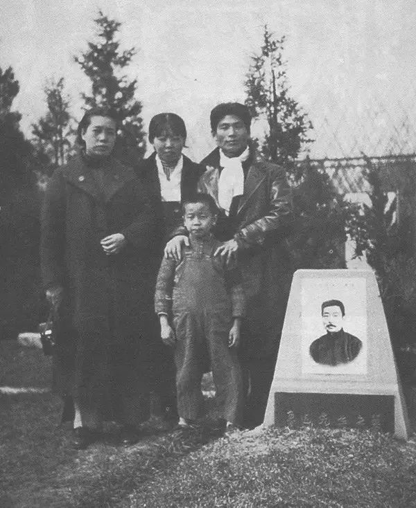 1937年,许广平,萧红,萧军,周海婴于鲁迅墓前合影.