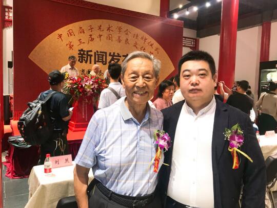 与空军原参谋长马占民先生合影与中国扇子艺术学会会长崔承顺合影与