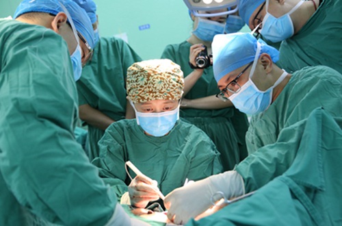 天津医科大学肿瘤医院乳房再造科主任尹健正在手术操作
