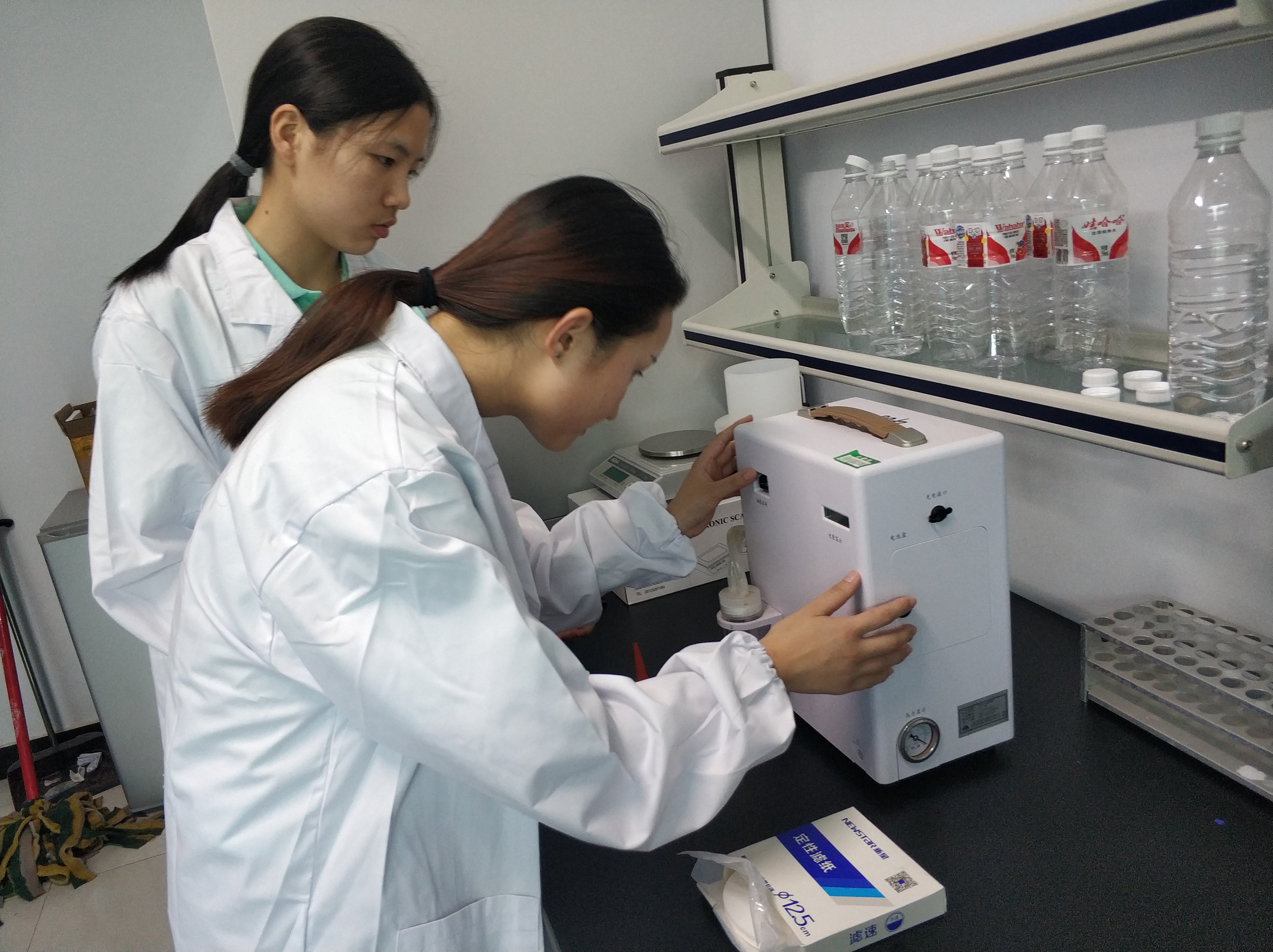 美丽中国实践团赴环保局进行水质监测实验
