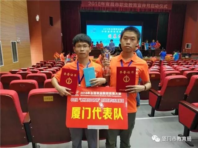 学校获得2个一等奖,分别是林跃腾同学获得了车身修复一等奖,吴晨亮