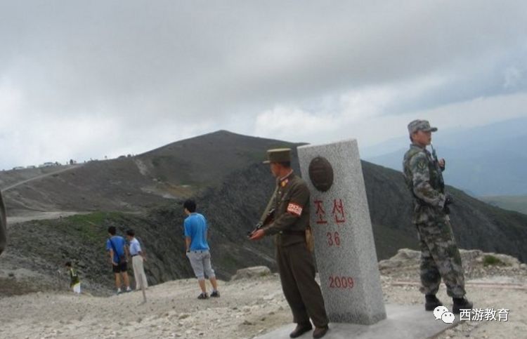 像 中国和朝鲜分界线是立界碑,士兵背靠背但是是在两个不同的国家,一