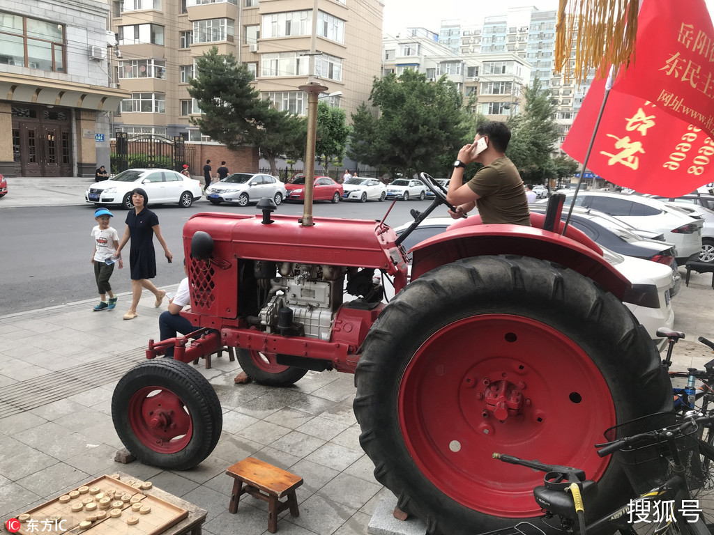 古董拖拉机亮相长春街头 过往市民纷纷围观拍照