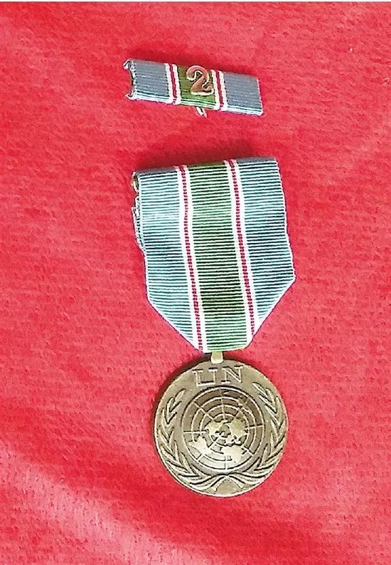 获得了由联合国驻黎巴嫩临时部队司令亲授的联合国"和平荣誉"勋章