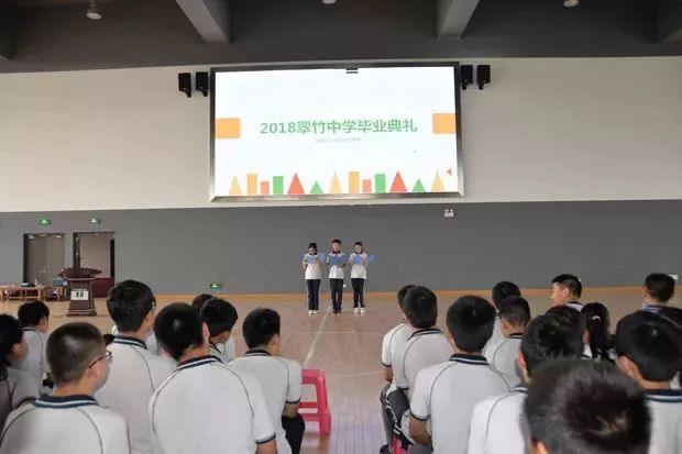 翠竹中学近日,市北实验初中校园内矗立着的一张"毕业号车票"在同学们