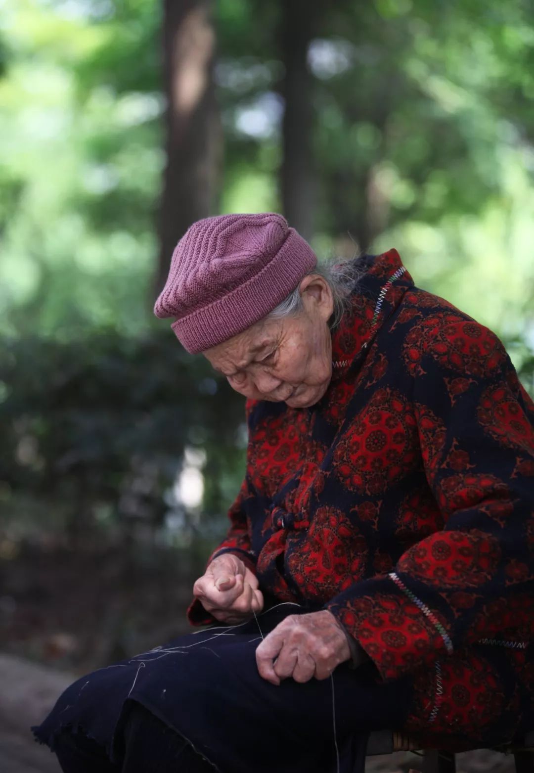 绩麻过浆牵线挽麻团 挽麻芋子就要开始织成夏布了,经现代工艺,用麻线